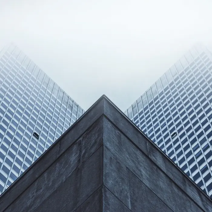 Wolkenkratzer in einer Großstadt. Foto von Patrick Tomasso @ Unsplash.