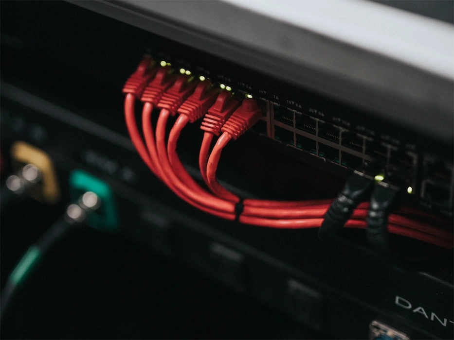Nahaufnahme einer Switch mit roten Ethernet-Kabeln
